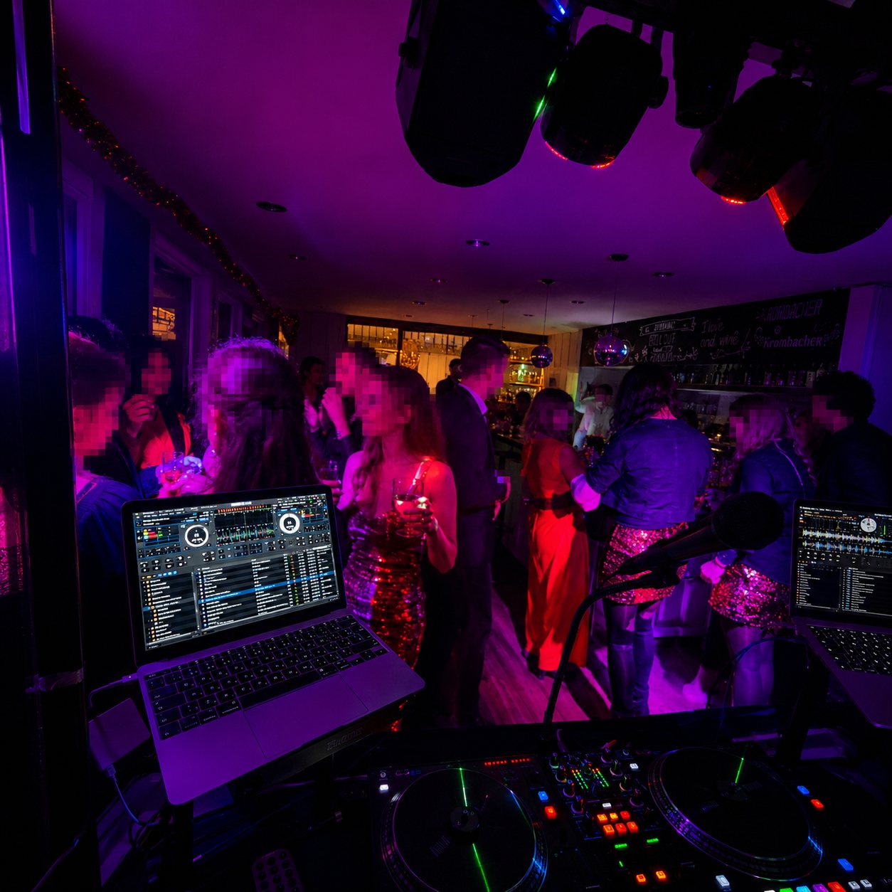 Partygäste tanzen im violetten Licht vor dem DJ-Pult