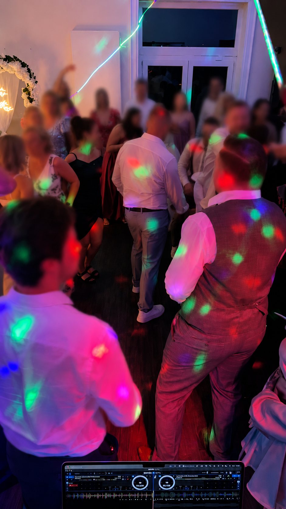 Volle Tanzfläche im Discolicht bei einer Feier