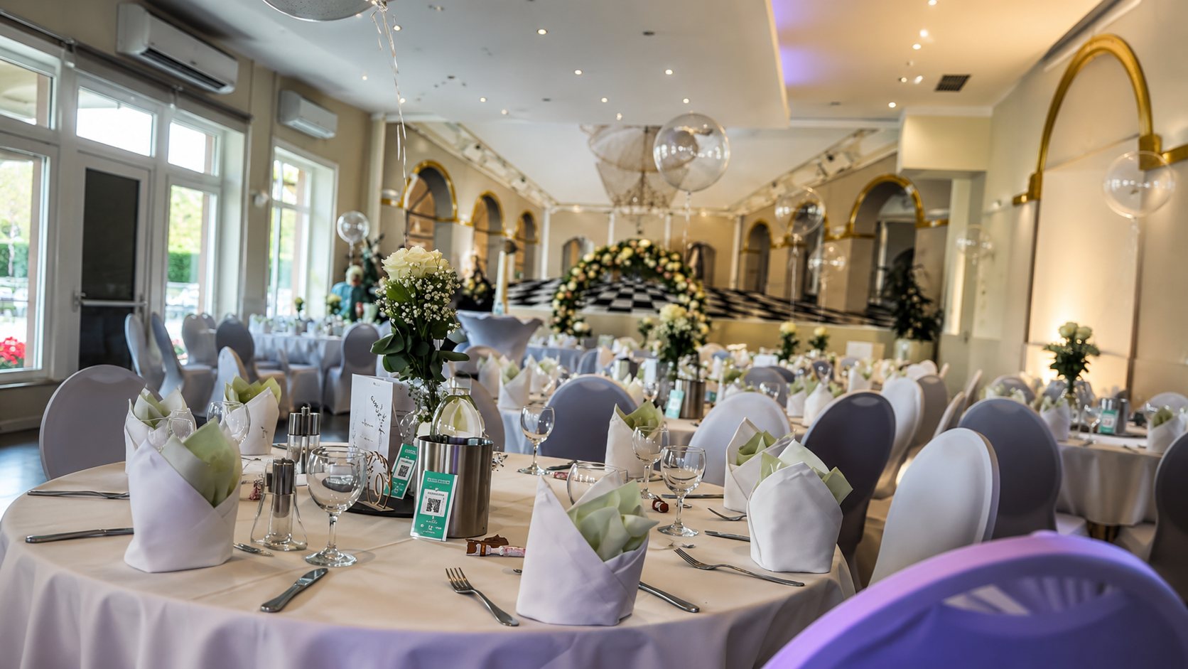 Festlich eingedeckter Saal für eine Hochzeit