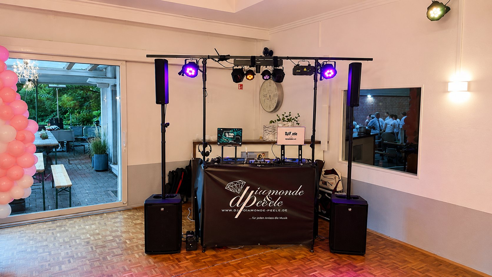 Mobiles DJ-Equipment mit Anlage und Lichtanlage aufgebaut